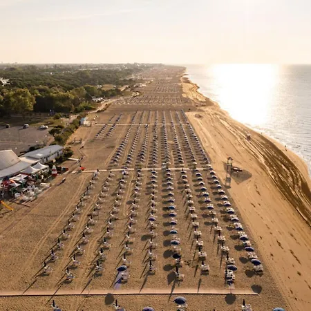Beachside Tranquility In Our Flat In Bibione Apartamento